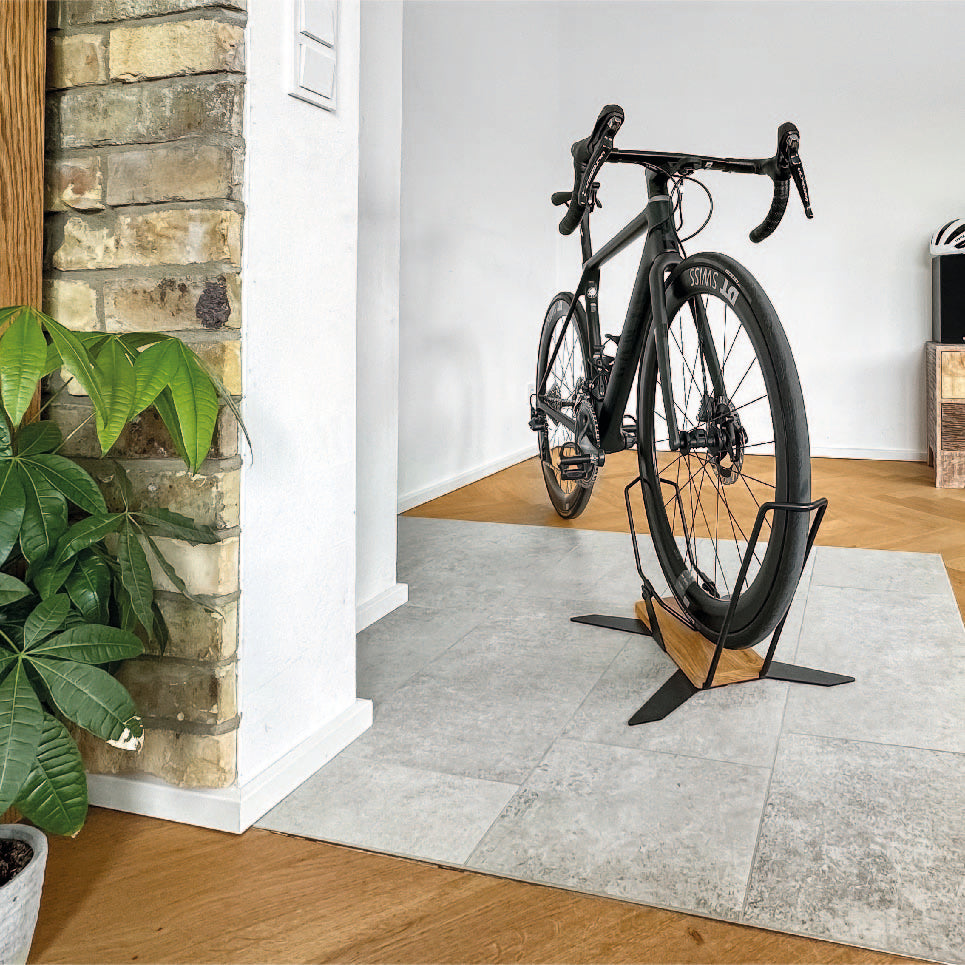 X-STAND mit Rennrad im Wohnzimmer Frontansicht